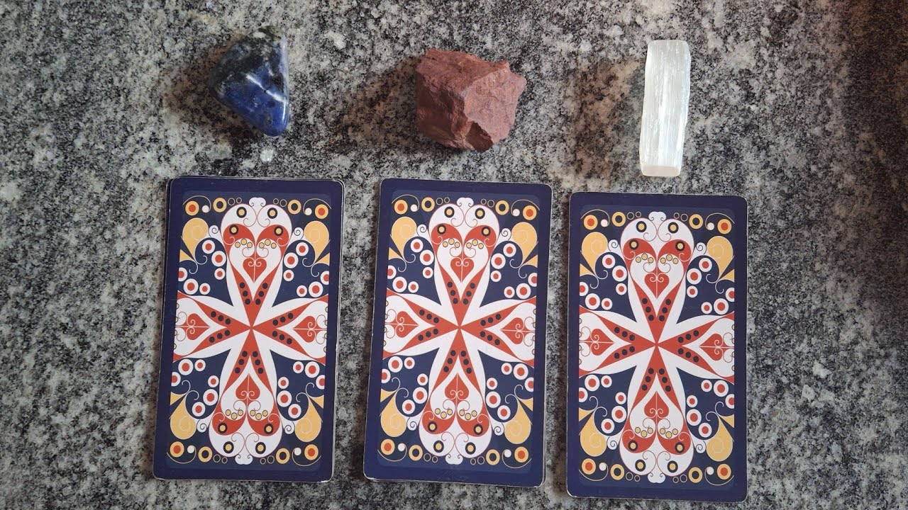 Ele(a) gosta de voc&ecirc;? O tarot revela os sentimentos escondidos! ✨