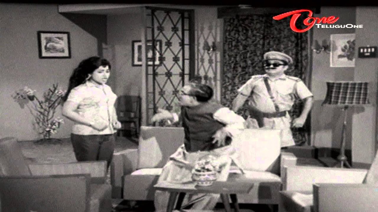 Padmanabham Getup As Police To Fool Allu Ramalingaiah