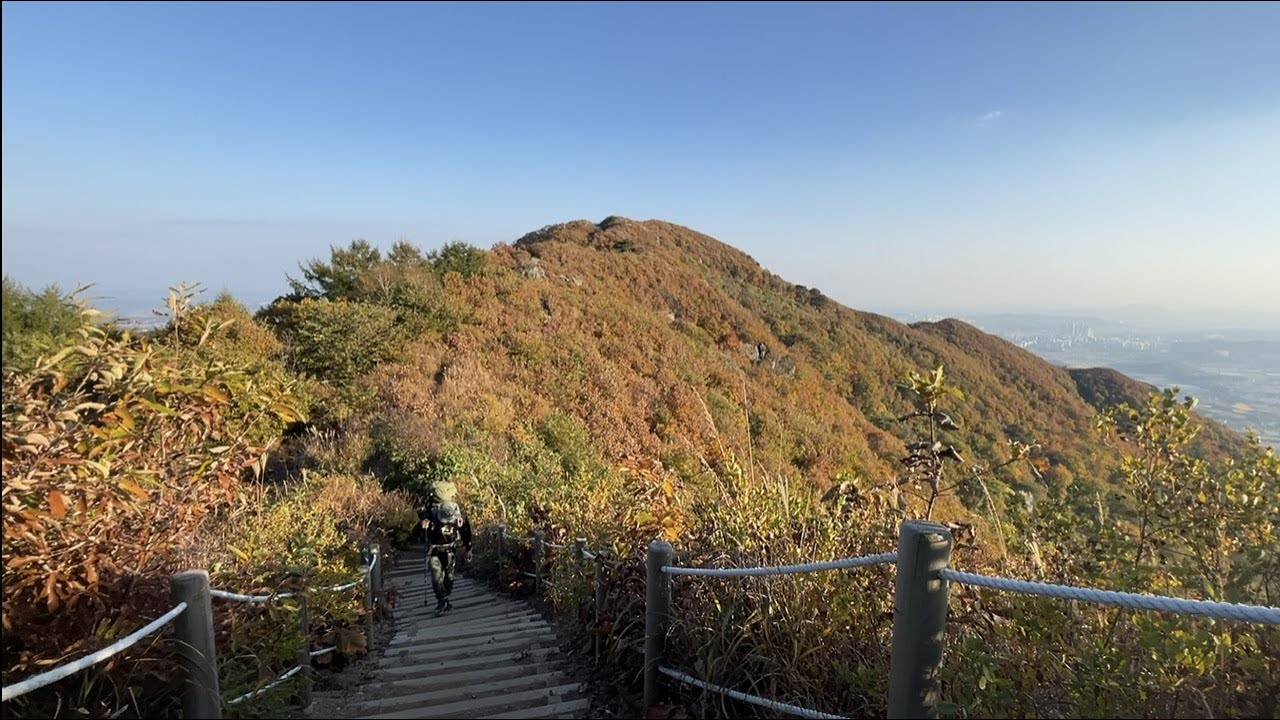 단풍이 붉게 물든 산속에서 홀로 백패킹