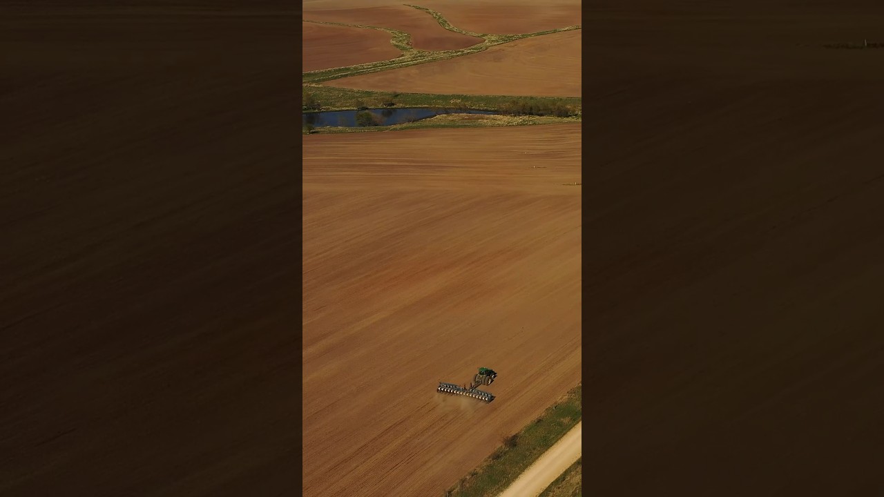 Gavin Spoor hits the fields planting #narrowrowcorn #agriculture @GavinSpoor714