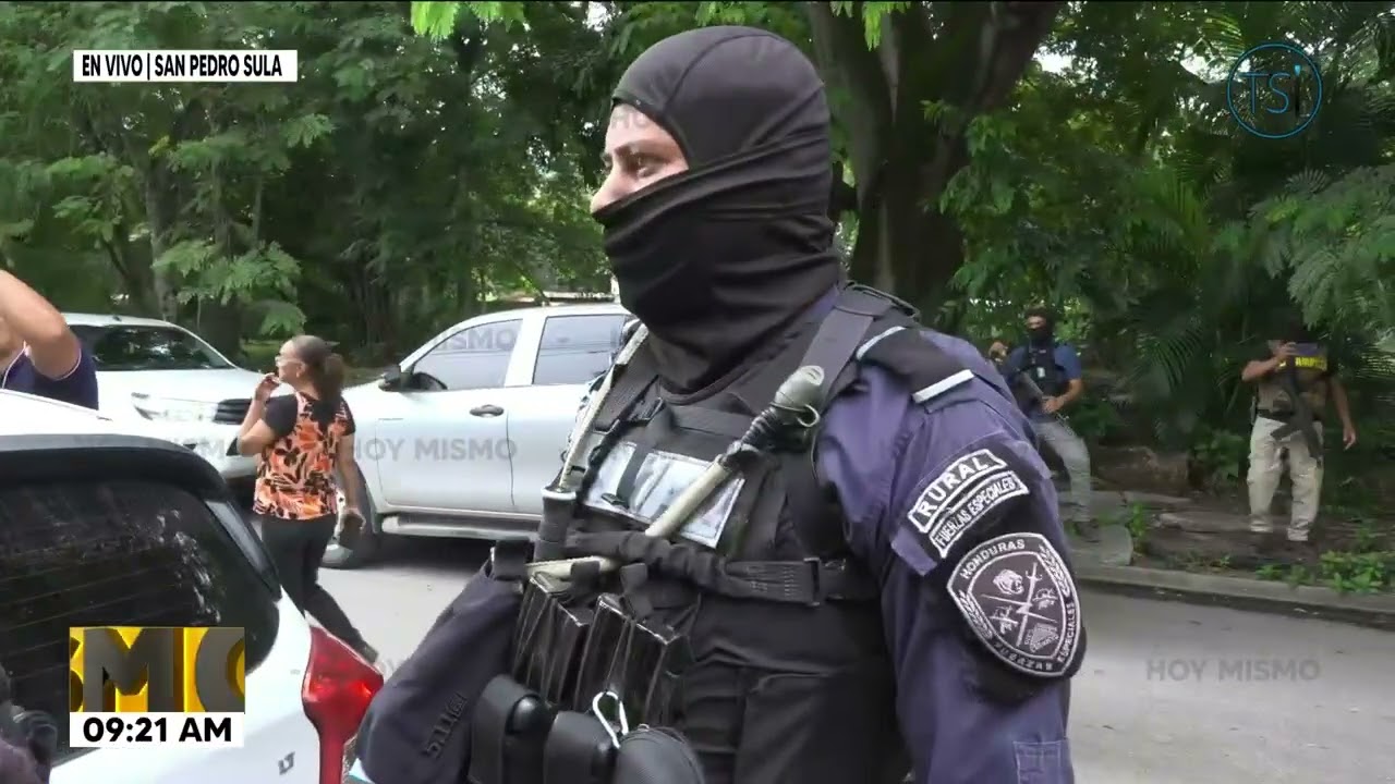 Agentes ingresan a inspeccionar casa del hijo del alcalde de SPS, Roberto Contreras.