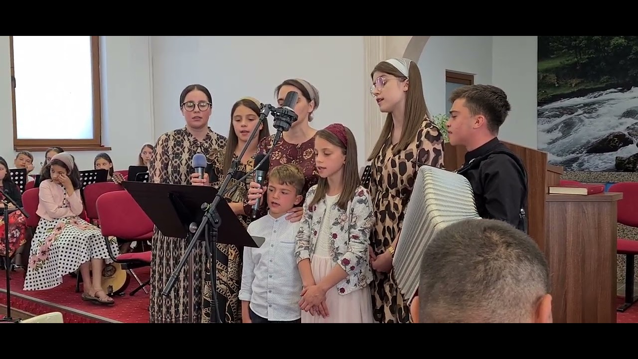 Familia Petraru și Loriana Pit.   Nu te uit mama mea