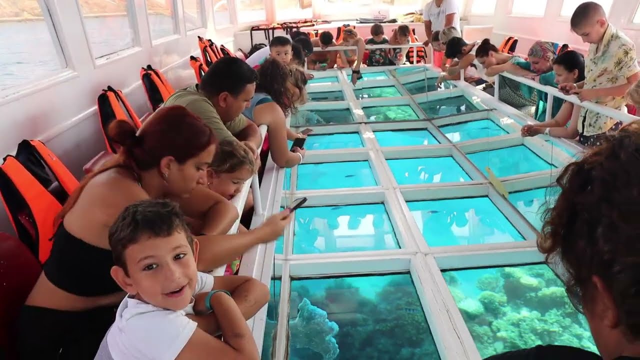 قارب ذو قاع زجاجي