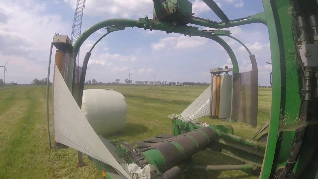 Siloballen pressen mit John Deere MaxiCut 678