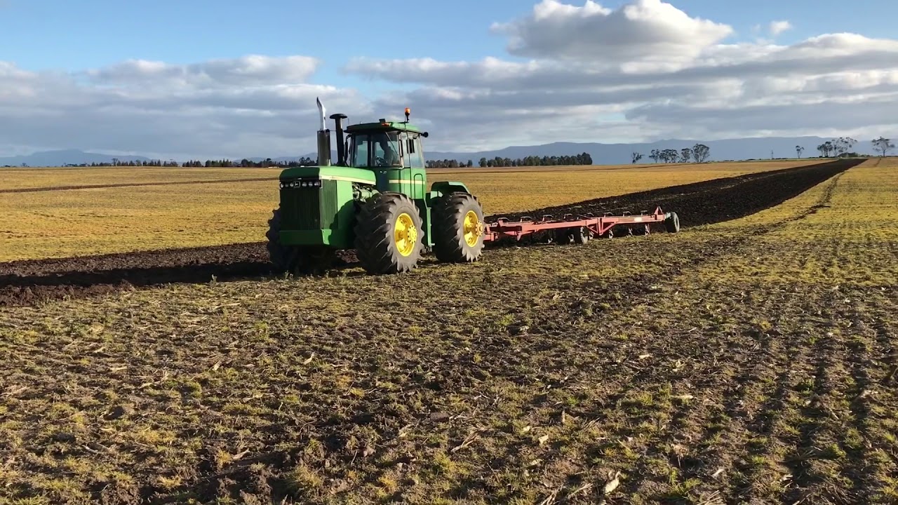 John Deere 8850 & Kverneland DA 10 furrow mouldboard plough