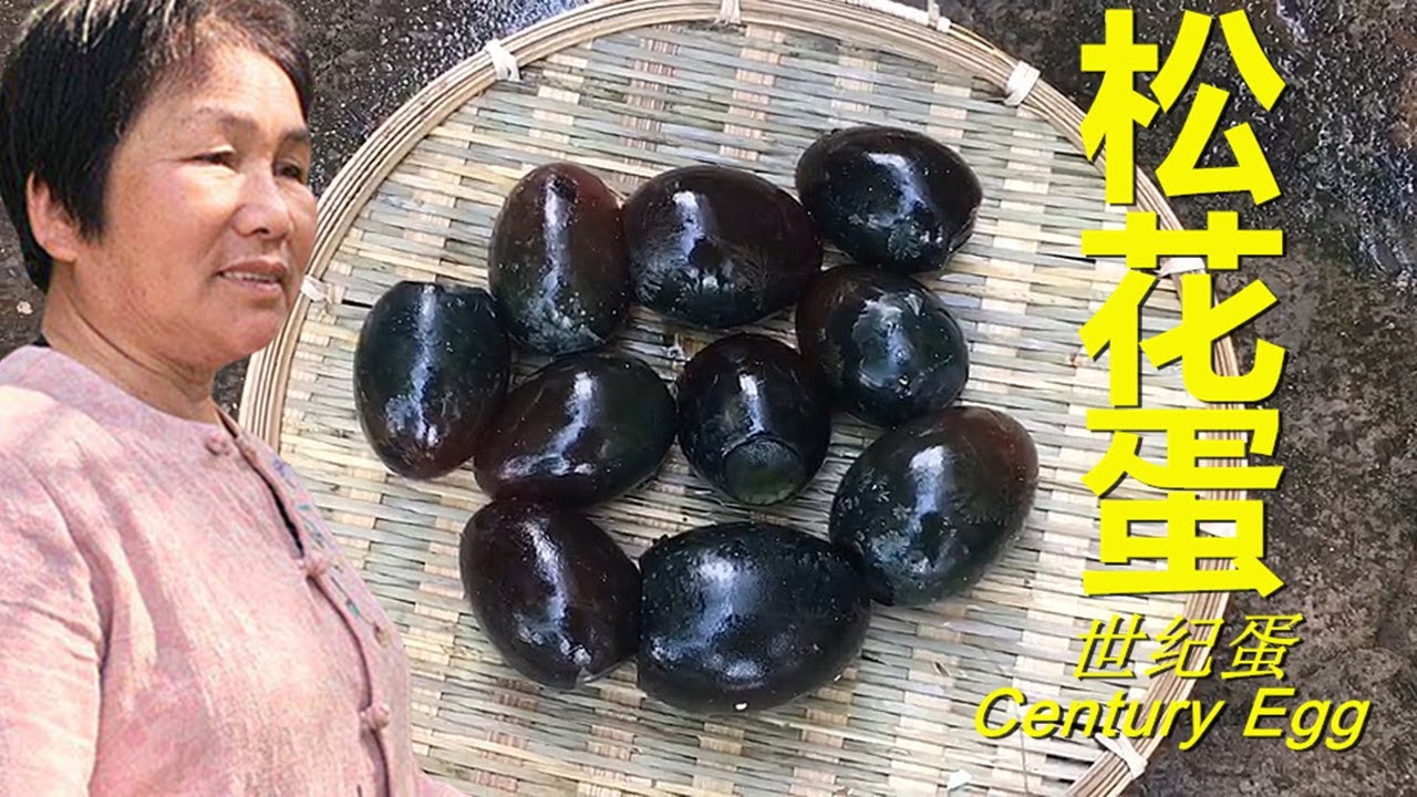 自家池塘里的鸭子下的鸭蛋。经过15天的腌制就可以成为美味的松花蛋，味道很好哦