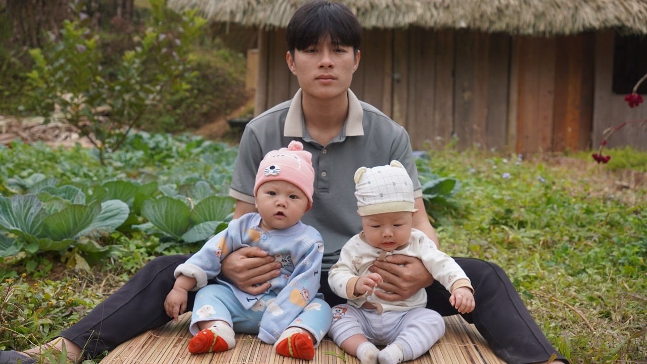 A father and his two young children harvest agricultural products and take them to the market to sel