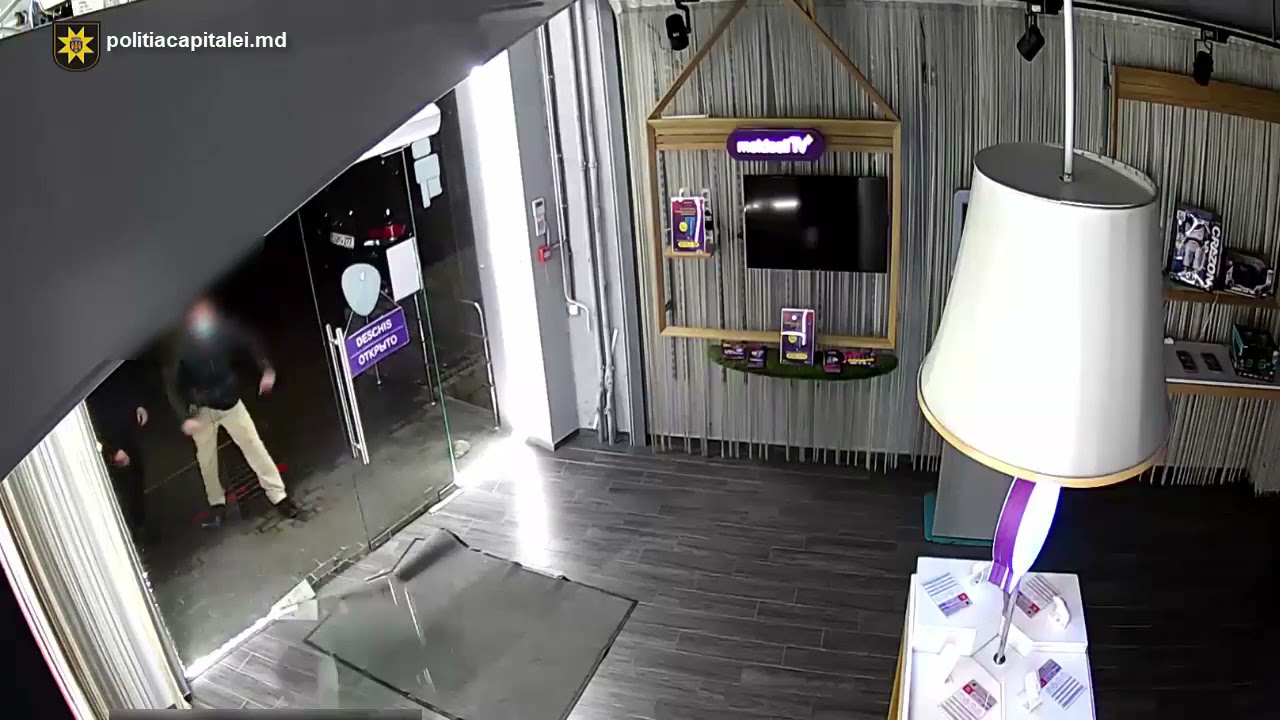 Intrau în magazine și furau telefoane mobile. Doi tineri reținuți de polițiștii IP Botanica