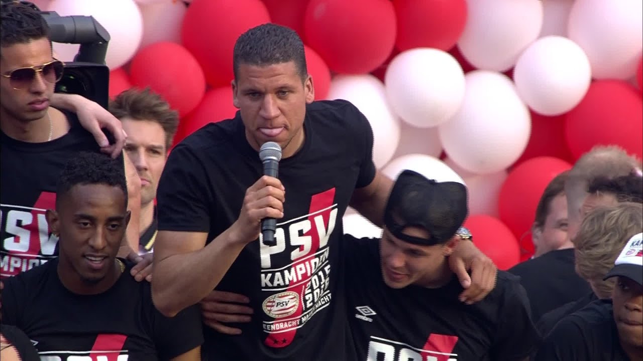 Jeffrey Bruma spreekt op bordes tijdens huldiging PSV 2016