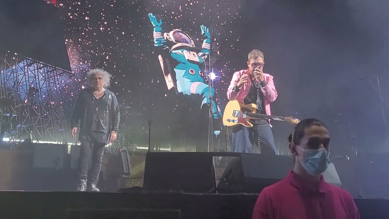 Gorillaz - Strange Timez feat. Robert Smith Live at The O2 Arena, London, 11/08/21
