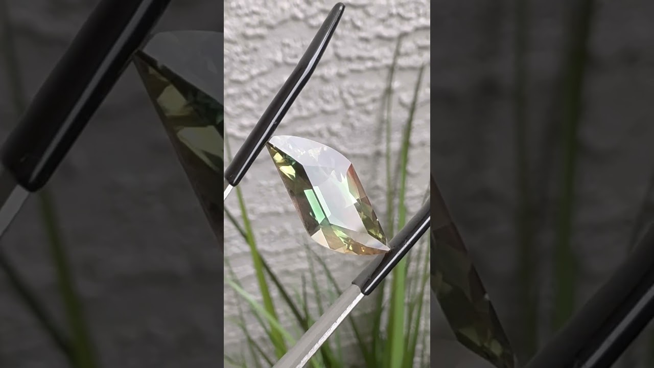 W2151-green-dichroic-schiller-oregon-sunstone-7.48-ct-ravenstein