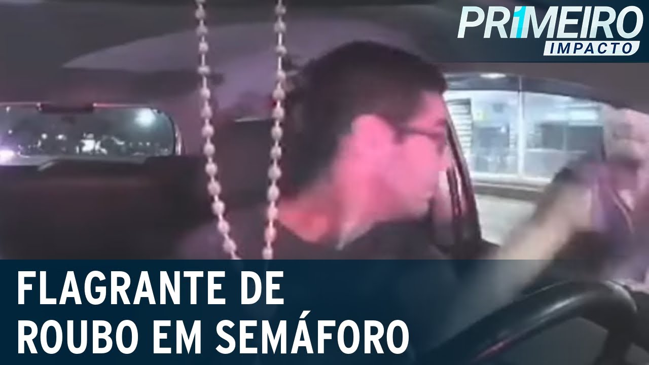 Flagrante: motorista tem celular roubado em semáforo no RJ | Primeiro Impacto (05/07/22)