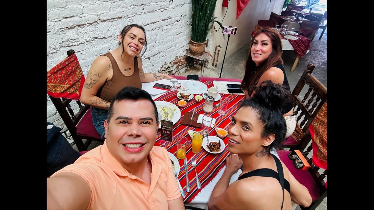 Comiendo con mis amigas