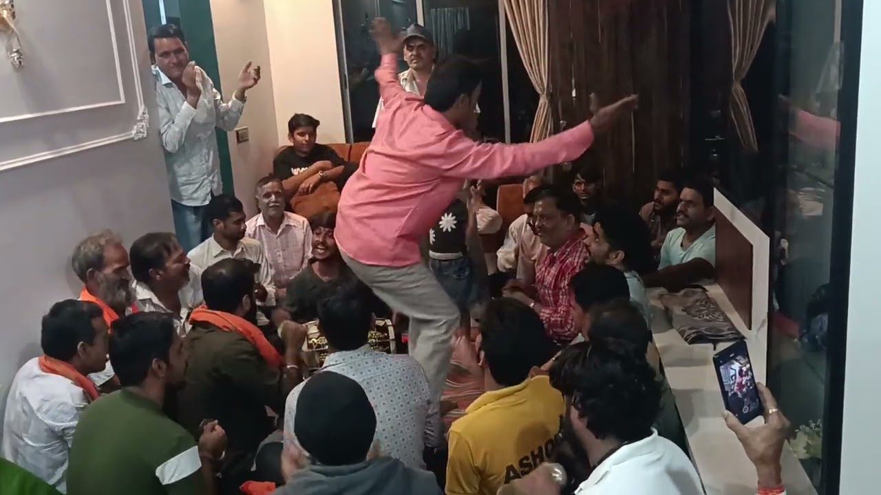 पालघर श्याम मेवाड़ भजन मंडली की तरफ से बहुत ही सुंदर नृत्य के साथ सुंदर भजन प्रस्तुति