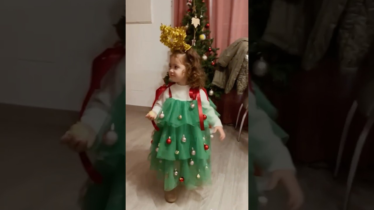 I made my baby a Christmas tree costume 🎄🎄
