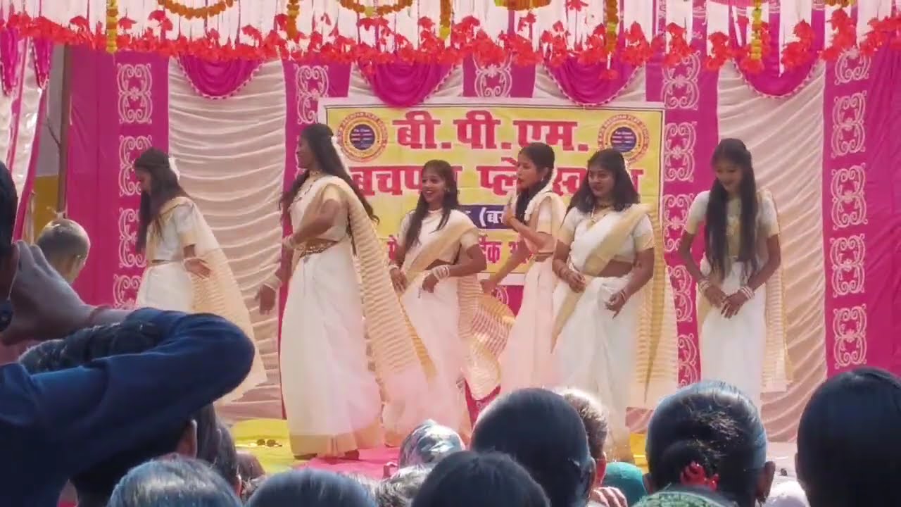Kuan sa gana par dance kar rahi hai ladki kament me bataw