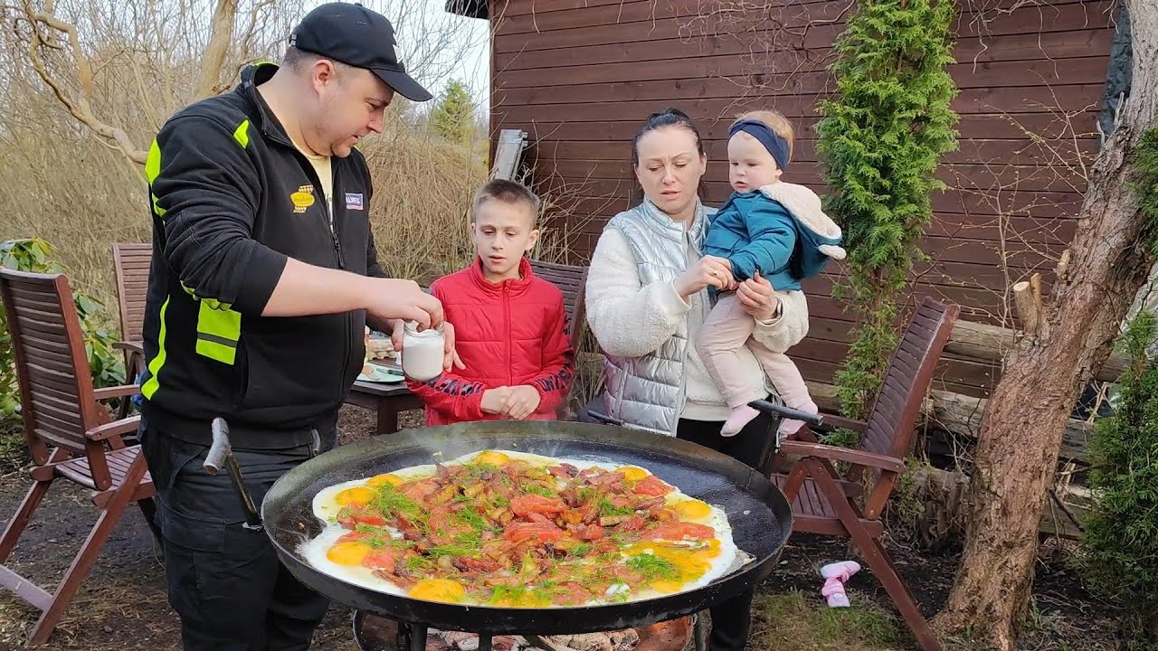 Обід по-селянськи на саджі - Яєшня з ковбасою та овочами.