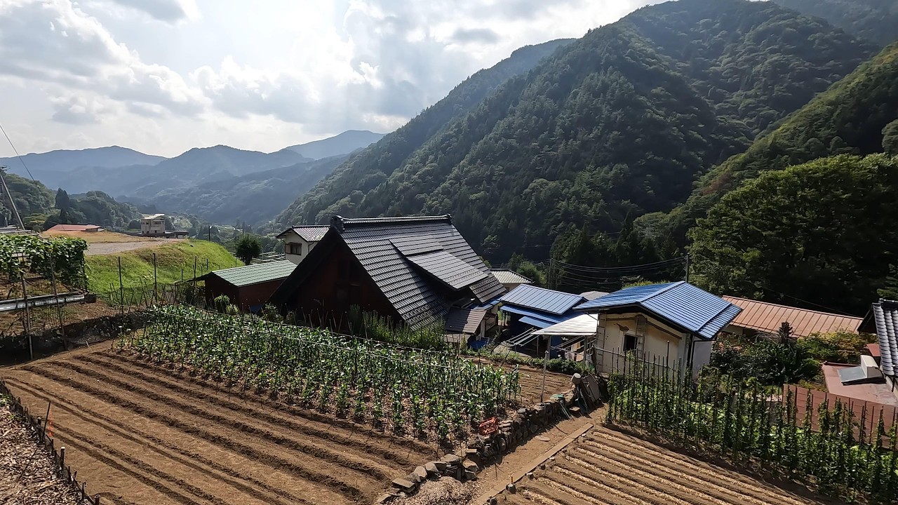 【山梨県山梨市】美しく個性的な古民家や廃墟がある集落が国道沿いに