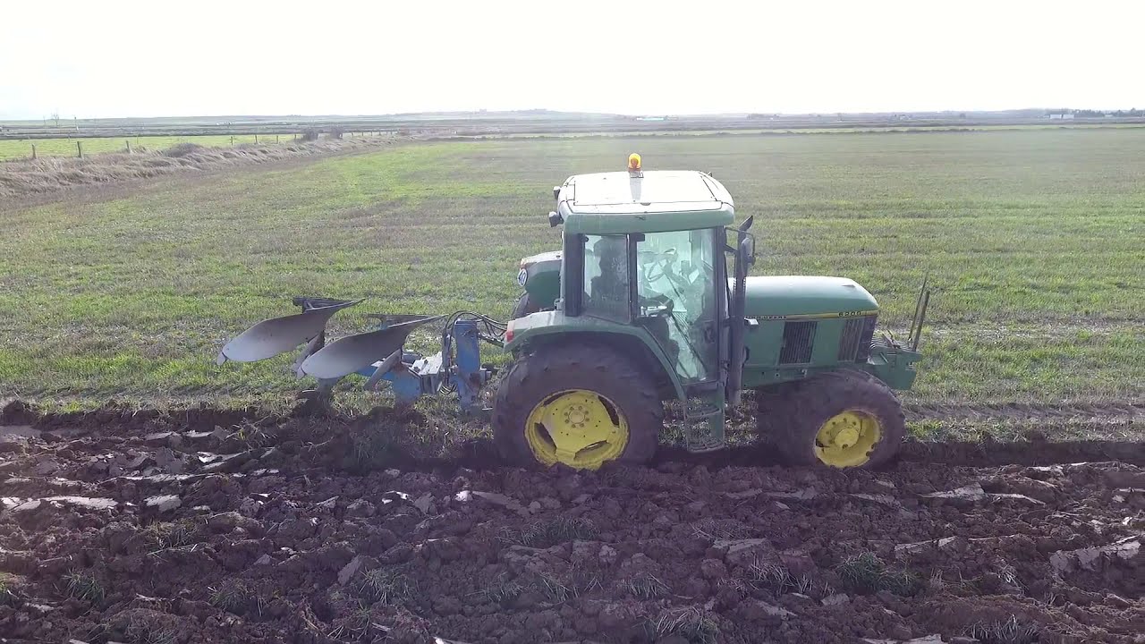 John Deere arando a vertedera