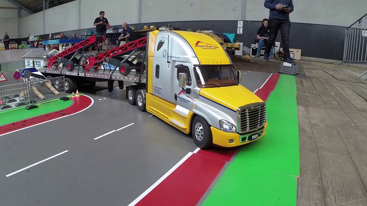 New version!  Amazing Tamiya Freightliner Cascadia Build and driving!