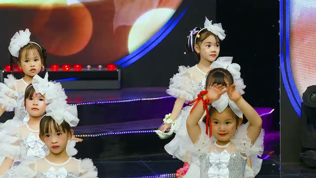 83  Như hoa mùa xuân   First time on stage 🎤✨ #hina #fisttimeonstage