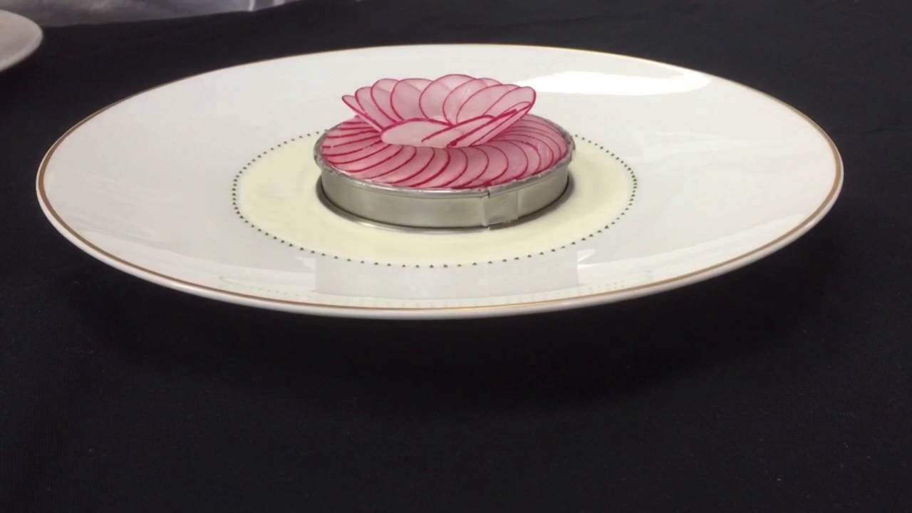 Le Taillevent | Dressage de la Rémoulade de Tourteau à l'Aneth, Sauce Fleurette Citronnée
