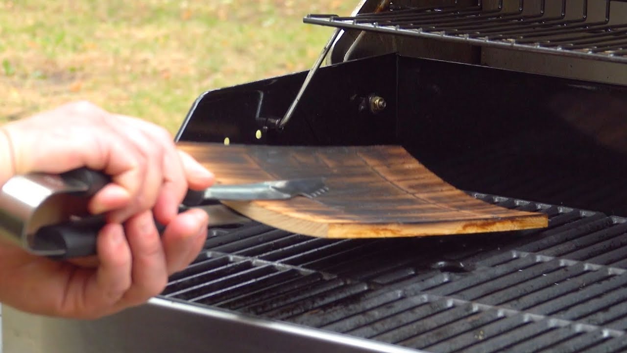 Darum grillt er erstmal das Holzbrett. Danach wirst du ein Fleischfest erleben!
