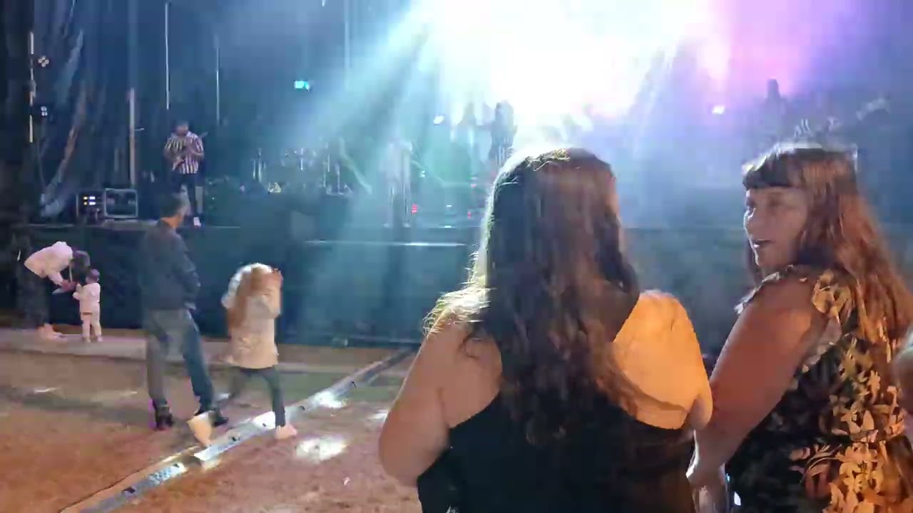 Estava a decorrer tudo muito bem até que a Bruna  a vocalista cai e parte a  perna 🦶