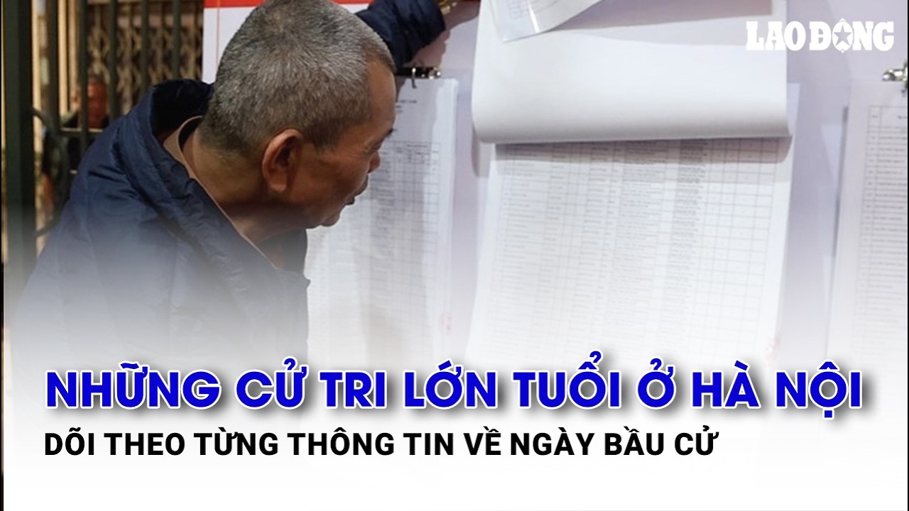 Những cử tri lớn tuổi ở Hà Nội dõi theo từng thông tin về ngày bầu cử| Báo Lao Động