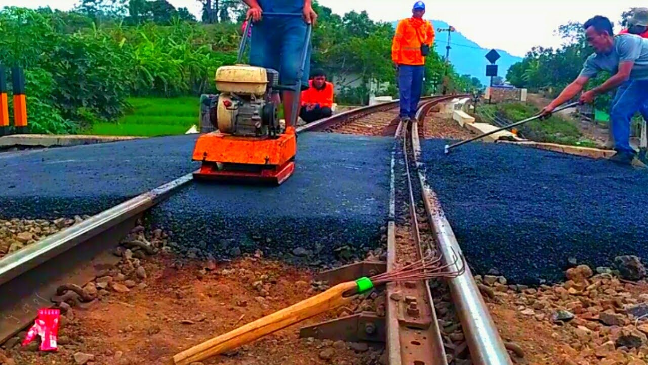 Proses Pengaspalan Pintu perlintasan kereta api||Karangsari