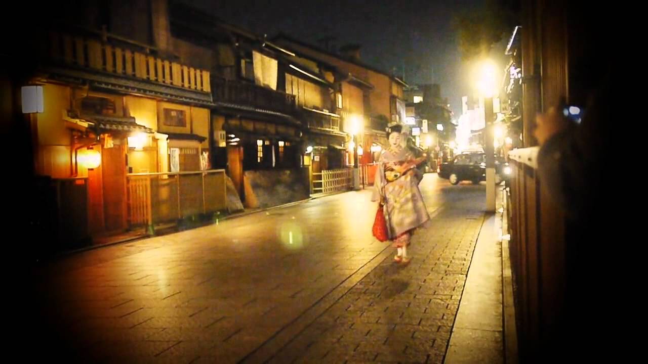 Geisha + Maiko hunting in Gion district (Kyoto)