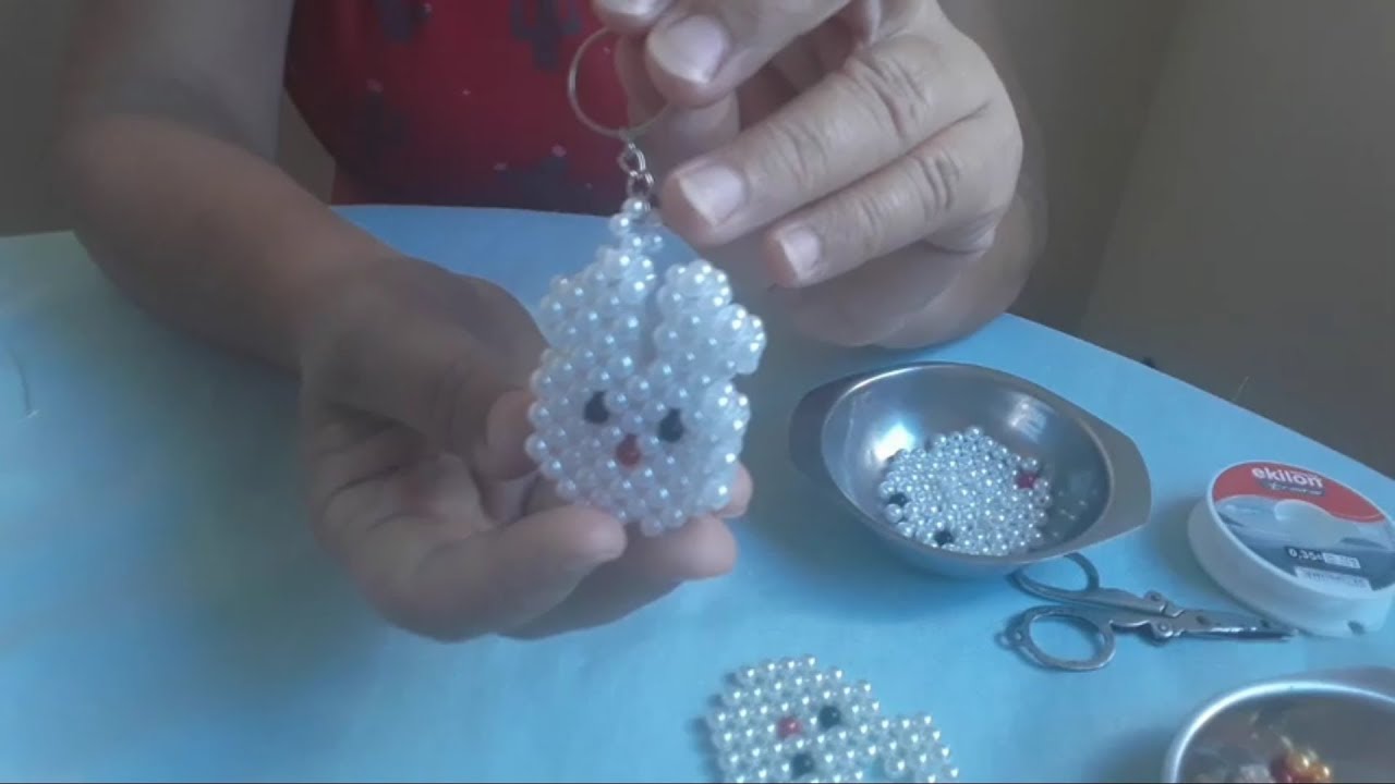Chaveiro coelhinho de pérolas