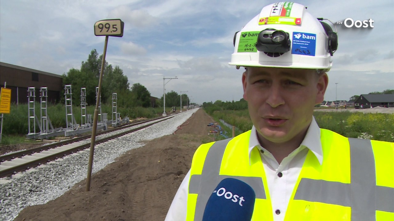 Tunneldak van 650 ton wordt over nieuwe tunnel station Stadshagen geschoven