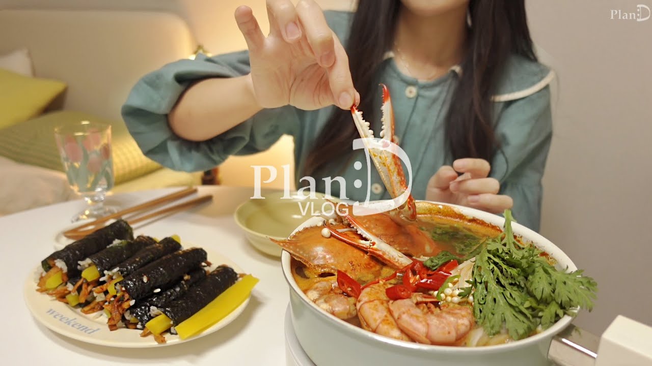 Острое рагу из краба и рыбный пирог Гимбап в дождливый день.