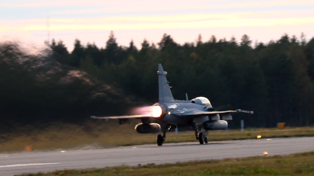 Swedish Air Force JAS 39C Gripen afterburner takeoffs and landings @ Oulu Finland