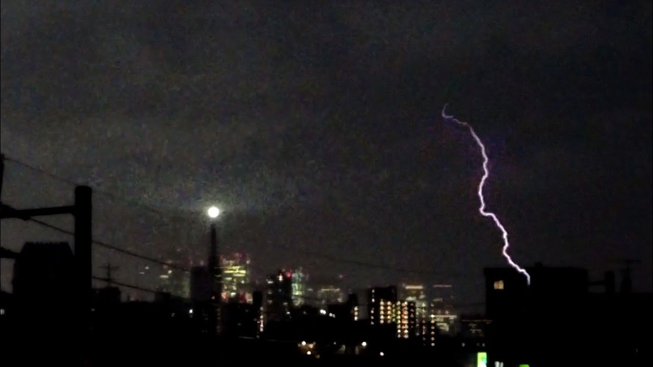 【ゲリラ豪雨後の異変】なぜ夜間にも白色航空障害灯？