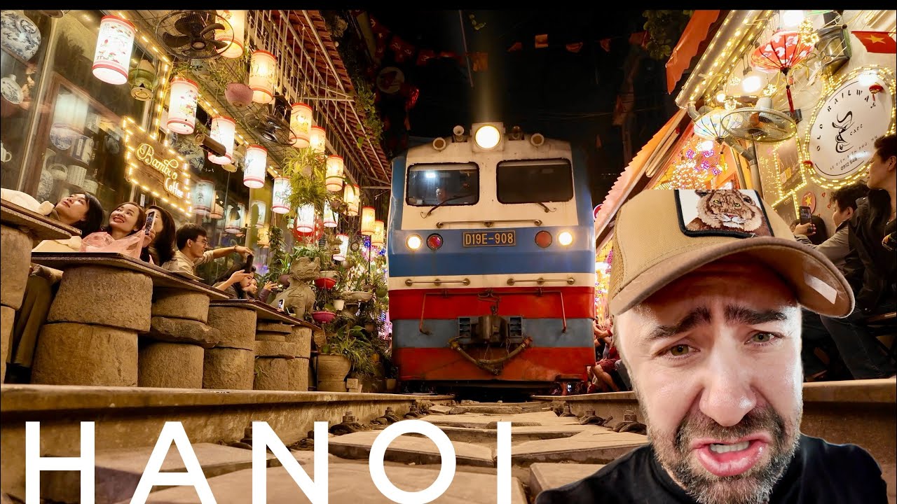 WIETNAM - Hanoi nocą (prawie potrącił mnie pociąg)