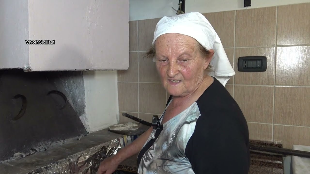 Una volta tutti facevano il pane in casa, nonna Carmela ci mostra come utilizzando a maidda