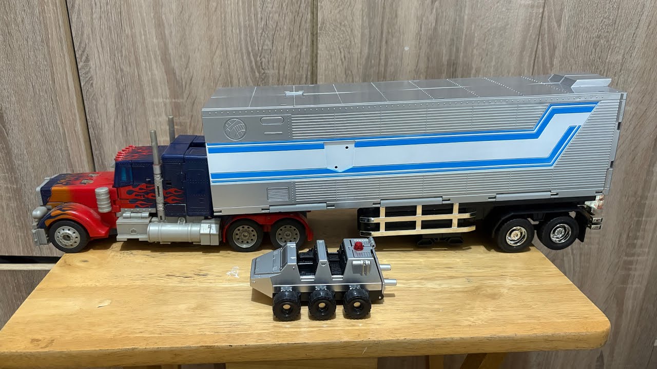 Unboxing of Heroic Leader Trailer. AKA Optimus prime trailer. 