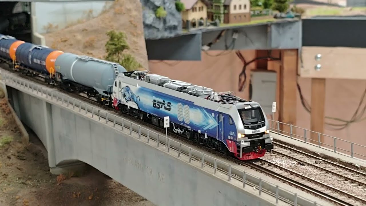 Sudexpress BR159 210 with oil train at HMRC
