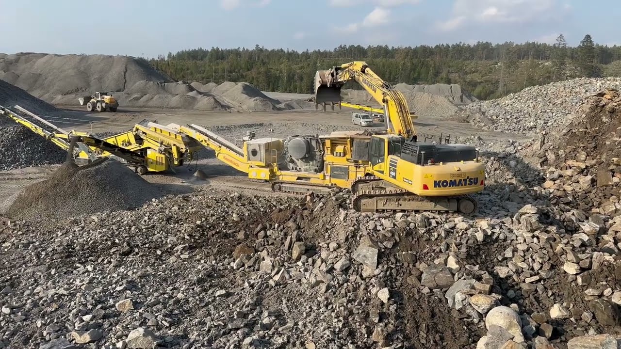 Keestrack b7(sandvikcj412) jaw crusher + keestrack k7 screen. Komatsu pc490 excavator feed crusher