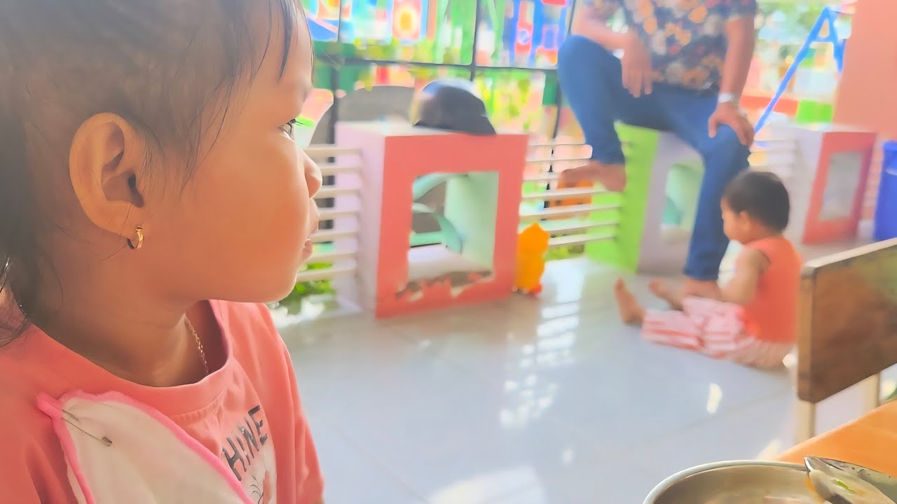 Ngày thứ 2 con đến lớp còn hơi khóc nhè, bé út theo chị đòi ăn rồi quậy