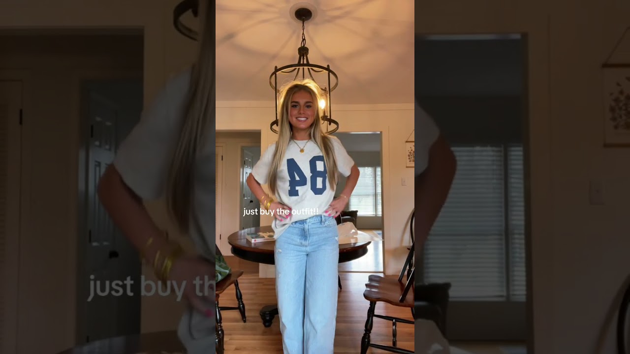 Casual outfit style: grey t-shirt and light blue jeans#outfitstyle #casuallook #fashion