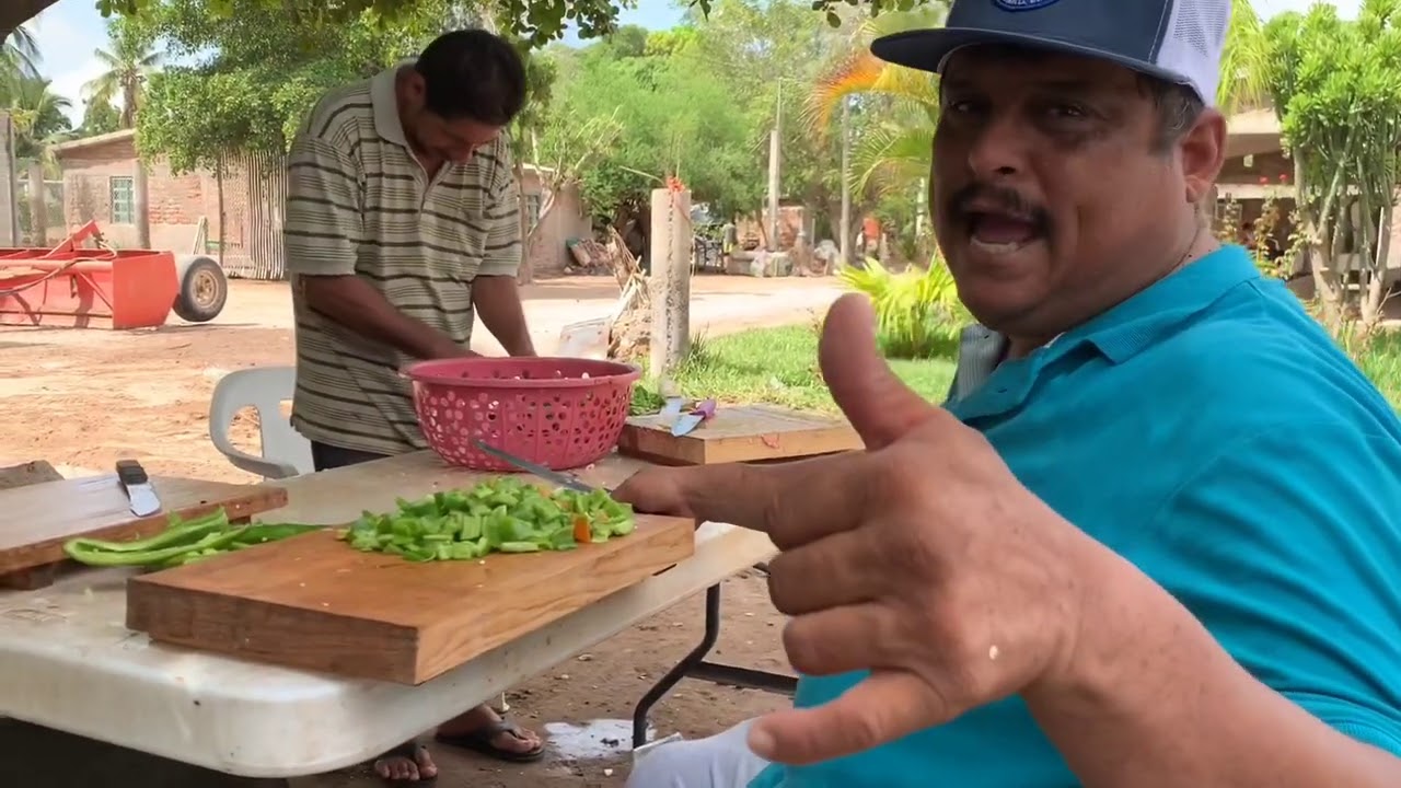 Preparación de una barbacoa para fiesta estilo Sinaloa por el Mariskero