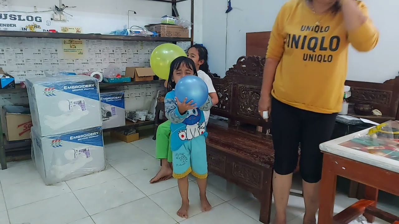 Tasya and anis balloon blowing contest