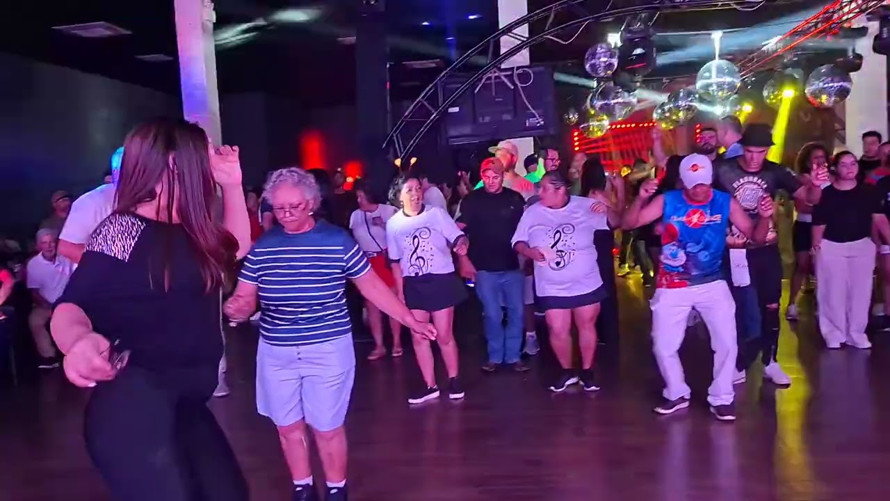 Dj barney MRT esteve em Rolandia com Studio3 disco mix top em galera.show de bola.