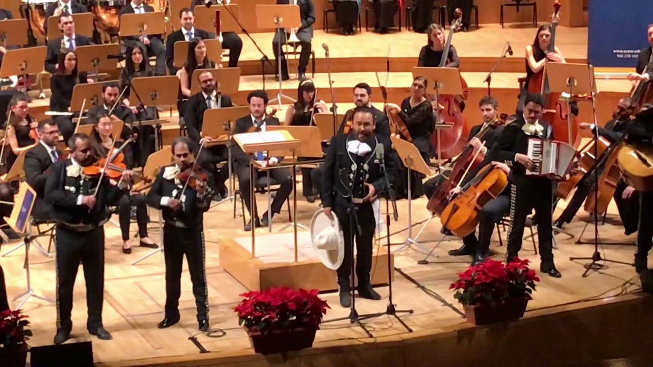 Javier Camarena se viste de charro y sorprende al público