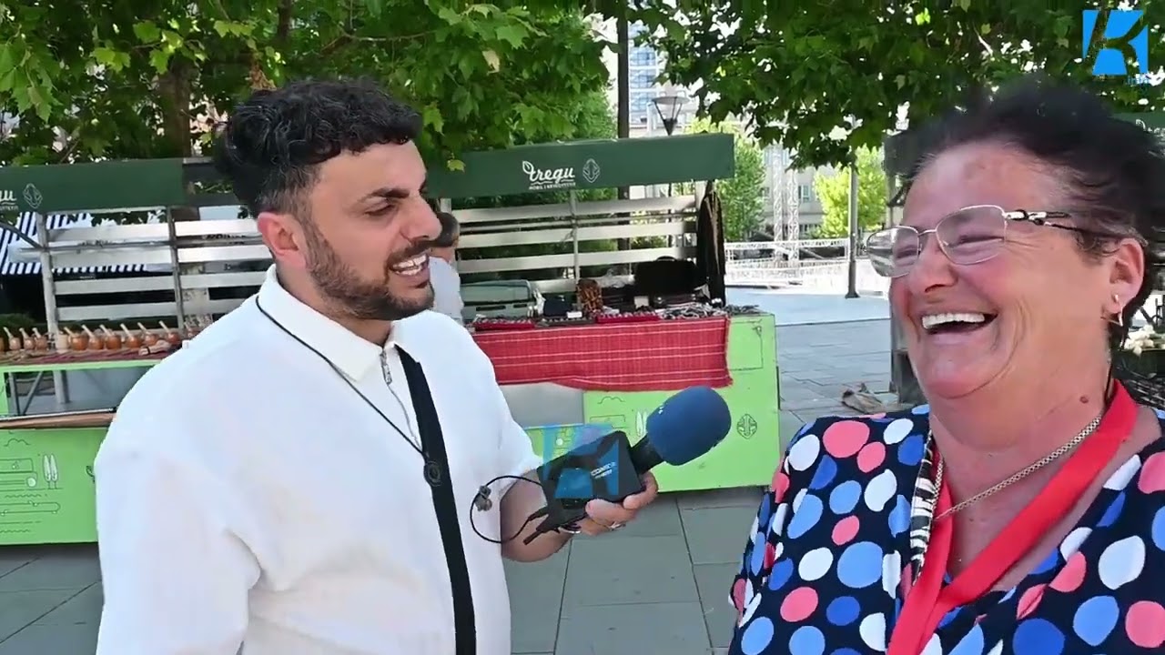 E hoqi nga gishti unazën dhe ja  dha Kushtrimit në mes të  sheshit në Prishtinë