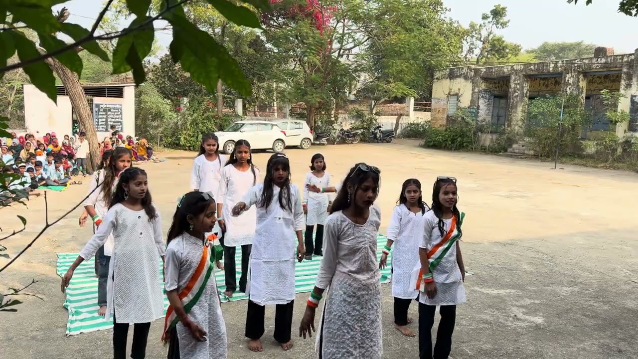 ￼ Patriotic song, Hum Waqt Badal Denge Jazbaat Badal Denge dance by Government girls Dungarpur