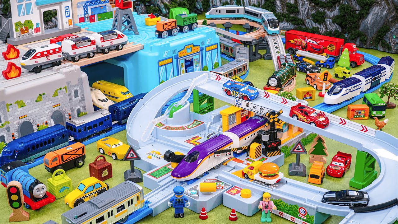 Plarail Shinkansen ☆ Construction of Jumping Railroad Crossing Station &  Pedestrian Overpass 🚇